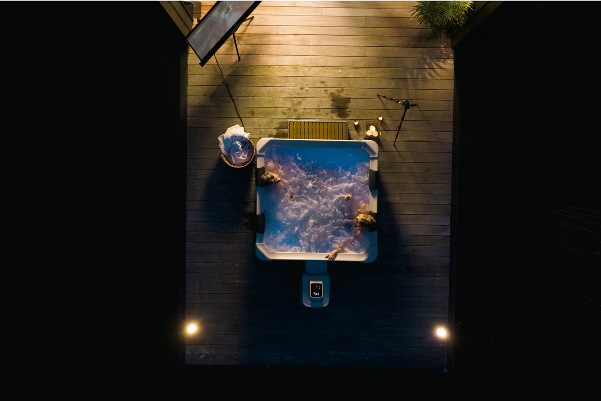 MSpa Oslo Frame Series Square Rigid Hot Tub – 6 Person, 304 Gallon, 140 Air Jets Plus Hydro Jets, UVC and Ozone (F-OS063W)