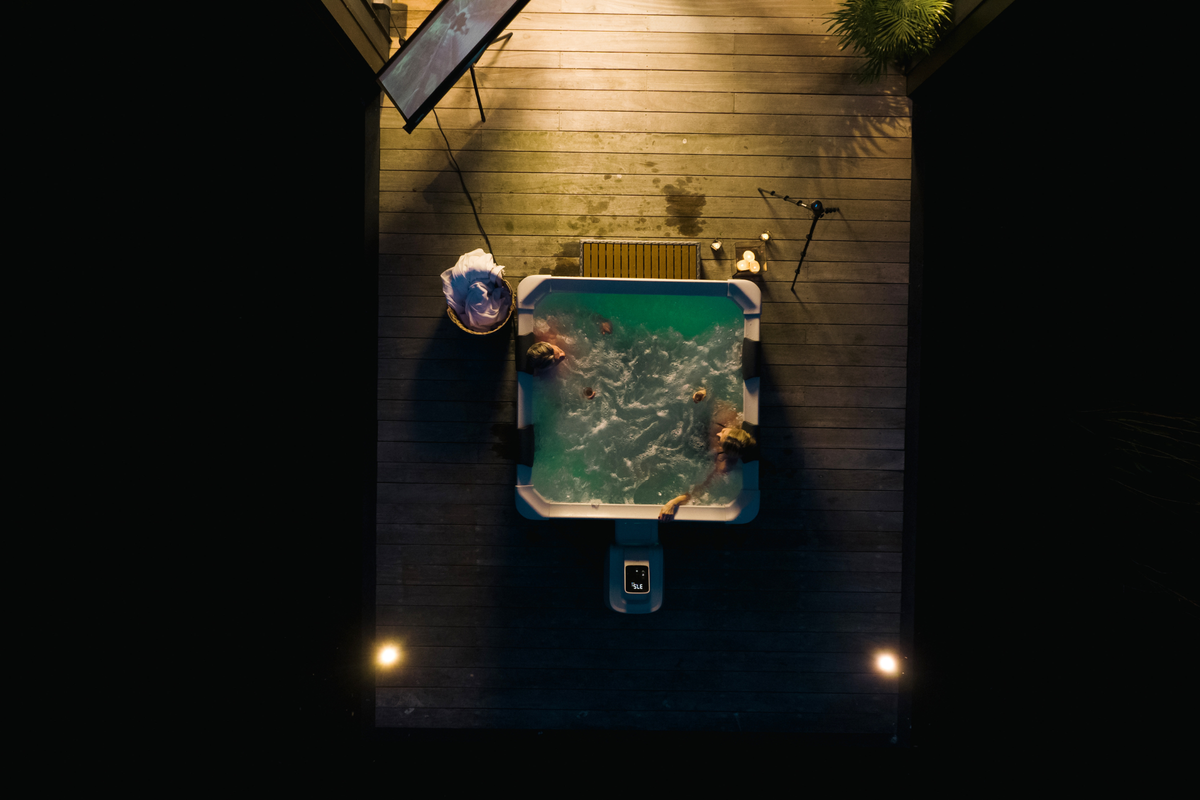 MSpa Oslo Frame Series Square Rigid Hot Tub – 6 Person, 304 Gallon, 140 Air Jets Plus Hydro Jets, UVC and Ozone (F-OS063W)