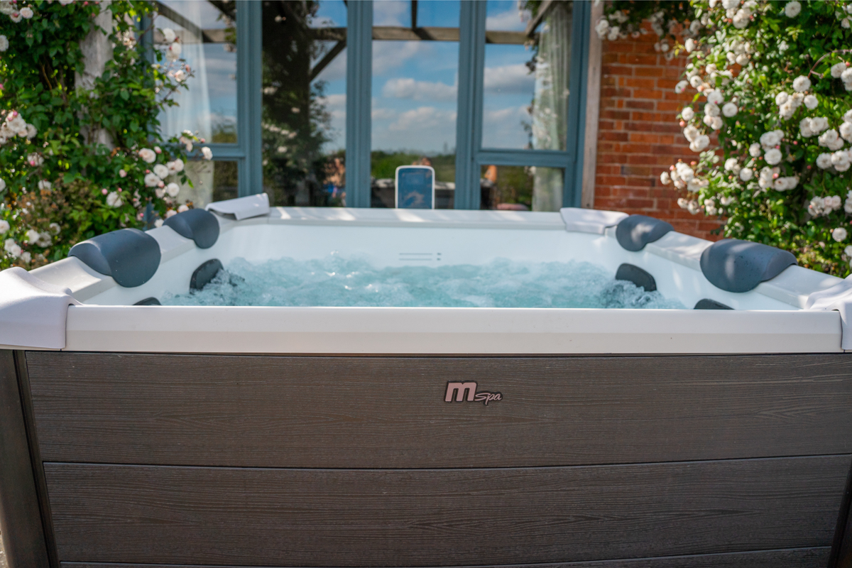 MSpa Oslo Frame Series Square Rigid Hot Tub – 6 Person, 304 Gallon, 140 Air Jets Plus Hydro Jets, UVC and Ozone (F-OS063W)