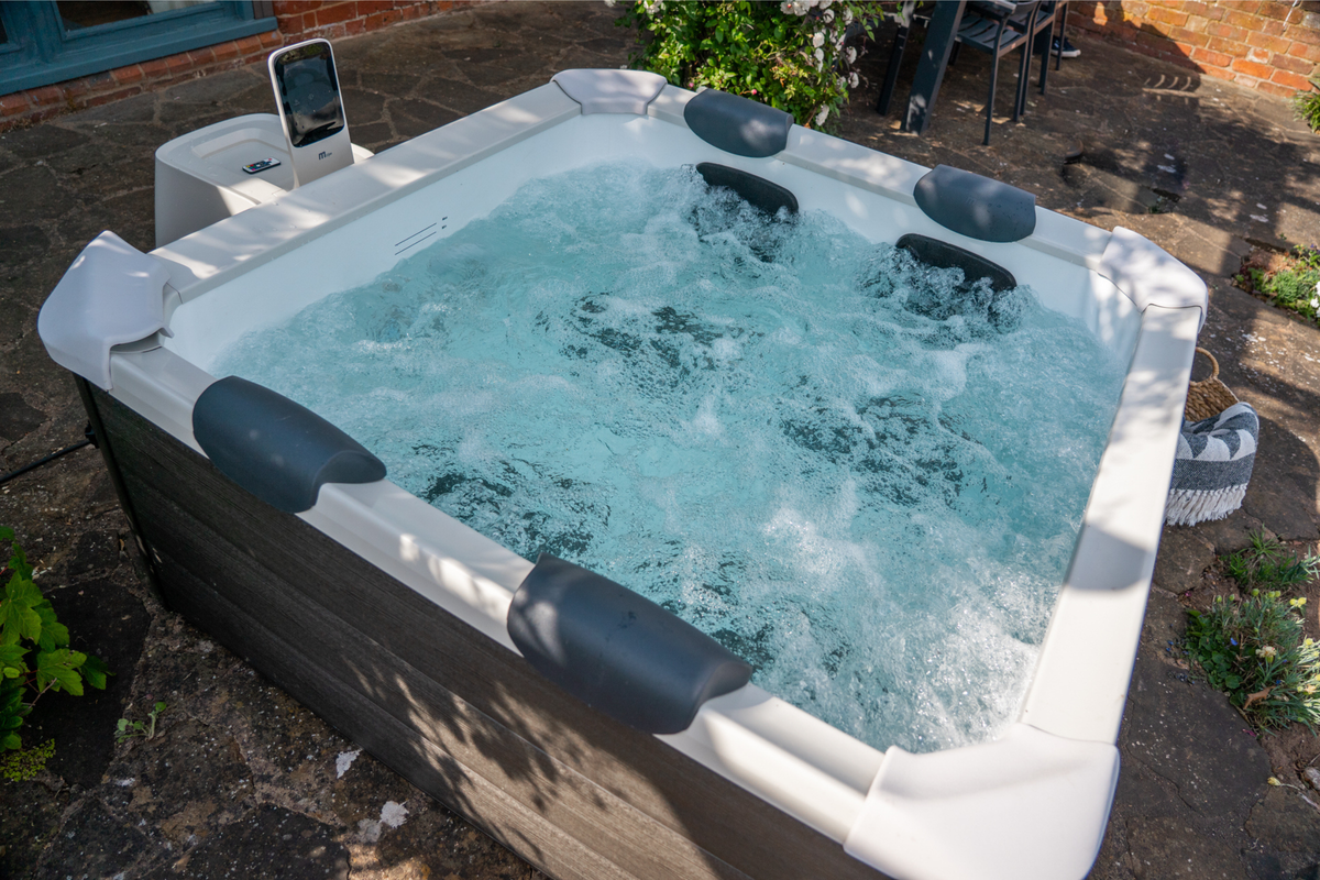 MSpa Oslo Frame Series Square Rigid Hot Tub – 6 Person, 304 Gallon, 140 Air Jets Plus Hydro Jets, UVC and Ozone (F-OS063W)
