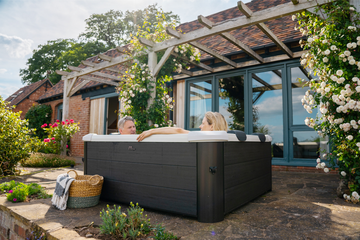 MSpa Oslo Frame Series Square Rigid Hot Tub – 6 Person, 304 Gallon, 140 Air Jets Plus Hydro Jets, UVC and Ozone (F-OS063W)
