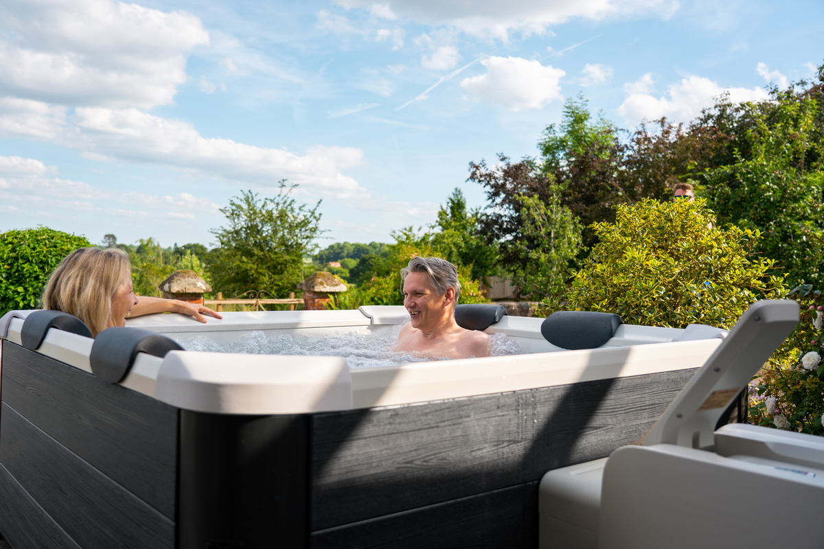 MSpa Oslo Frame Series Square Rigid Hot Tub – 6 Person, 304 Gallon, 140 Air Jets Plus Hydro Jets, UVC and Ozone (F-OS063W)