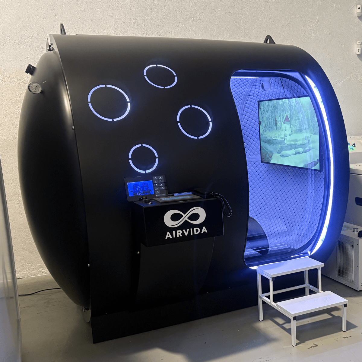 Airvida Phoenix Multiplace Hyperbaric Chamber — Hard Shell, 2.0 ATA, BIBS, Expandable to 6
