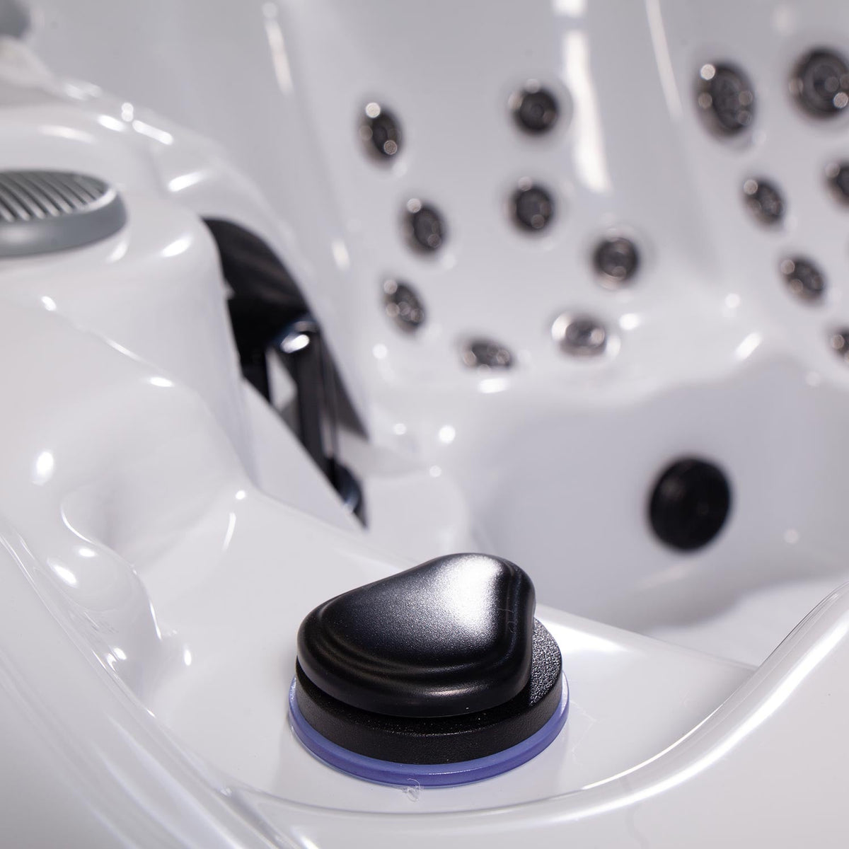 Buenospa Hollywood Spa 5-Person Hot Tub – 51 Jets, Gecko Colour Touchscreen, Built-In Audio and Lighting Waterfall (WM00840)